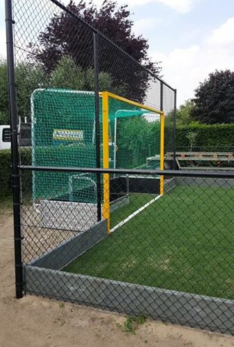 Rubberen slagplanken voor hockeyvelden 28 Onze massief regeneraat hockeyveld - slaglanken toegepast in een hockeyveldje dat we geplaatst hebben bij een particilier