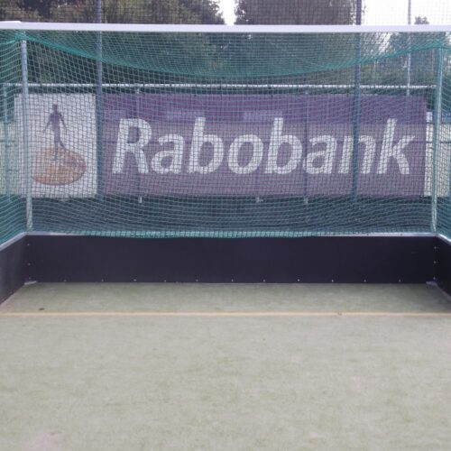 Hockeydoel Superior 37 Hockeydoel uit het hogere segment. De WK hockeydoelen. Voorzien van verende met rubber beklede schotten.