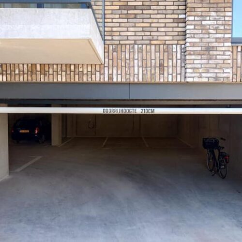 Hoogtebegrenzer parkeergarage (aanrijdbalk met ketting) 13 Hoogtebalken voor parkeergarages. Diverse uitvoeringen mogelijk.