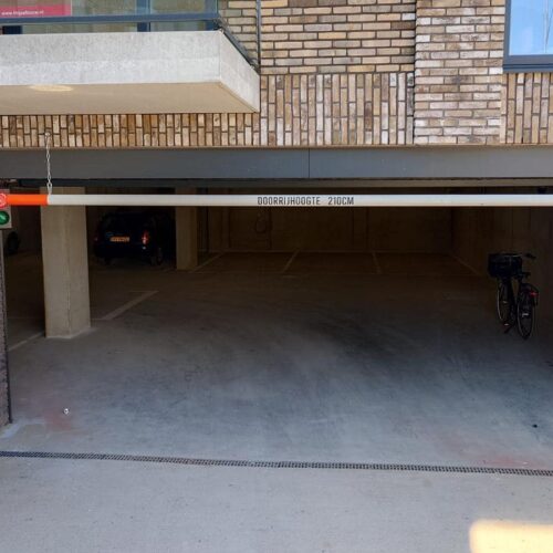 Hoogtebegrenzer parkeergarage (aanrijdbalk met ketting) 12 U kiest, wij produceren. Uw hoogtebalk op maat.