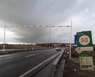 Maatwerk hoogtebegrenzer met een lengte van 10 meter. Over doorgaande openbare weg.