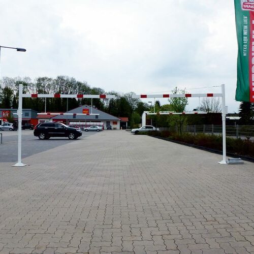 Hoogtebegrenzer met zwenk-arm 12 Onder de hoogtebegrenzer zit via een ketting een extra barrière.