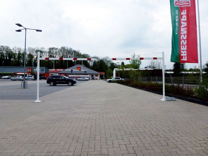 Hoogtebegrenzer met zwenk-arm 4 Onder de hoogtebegrenzer zit via een ketting een extra barrière.