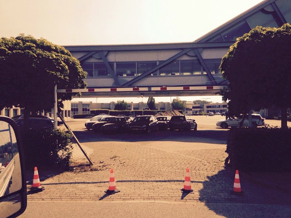 Hoogtebegrenzer met zwenk-arm 3 Montagefoto van vaste hoogtebegrenzer op parkeerterrein – geplaatst door monteurs van SKWshop