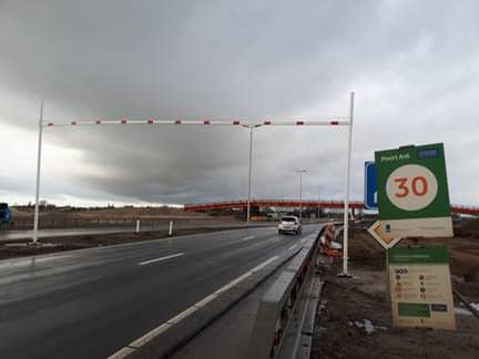 Hoogtebegrenzer verstelbaar 2 Maatwerk hoogtebegrenzer met een lengte van 10 meter. Over doorgaande openbare weg.
