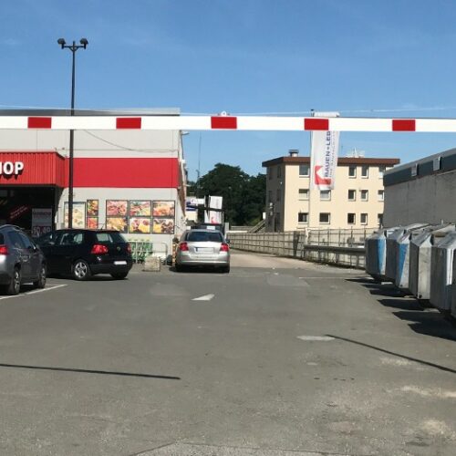 In hoogte verstelbare hoogtebegrenzers op parkeerplaats winkelcentrum