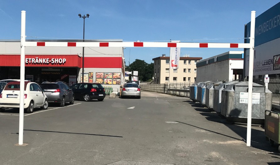 Hoogtebegrenzer verstelbaar 1 In hoogte verstelbare hoogtebegrenzers op parkeerplaats winkelcentrum
