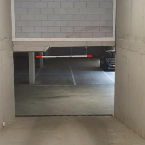 Hoogtebegrenzer parkeergarage (aanrijdbalk met ketting) 10 Voor onze maatwerk hoogtebalken, geldt: bijna alles is mogelijk, we informeren u graag.