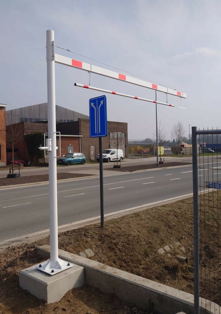 Welke parkeerpaal of afzetpaal kiest u? Verschillen, toepassingen en plaatsing 7 Onze hoogtebegrenzer met zwenkarm te Beerse (Belgie)