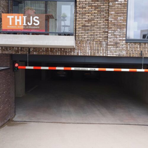 Hoogtebegrenzer parkeergarage (aanrijdbalk met ketting) 15 Hoogtebalk - aanrijdbalk bij parkeergarage aan kettingen