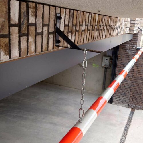 Hoogtebegrenzer parkeergarage (aanrijdbalk met ketting) 14 Hoogtebalk aan ketting. Voordelig en duurzame ingangsbeveiliging