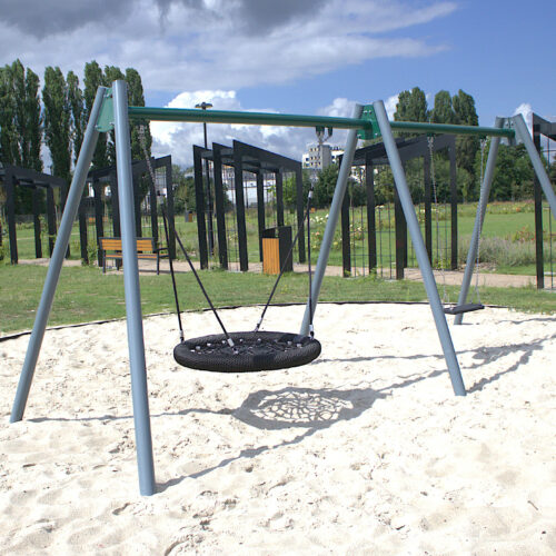 De stalen kinderschommel met nestschommel model Dora is een duurzaam en veilig speeltoestel dat speciaal ontworpen is voor intensief gebruik op speelpleinen, scholen en recreatiezones.