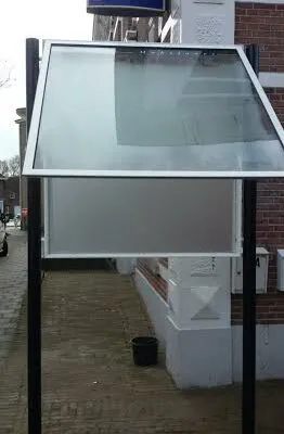 Informatieborden Top-Line 43 Door het unieke scharnierloze concept en de duurzame gasveren, gaan deze informatieborden jarenlang mee.