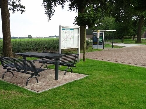 Informatieborden Top-Line 42 Aluminium informatiebord en onze picknickset model Rest in het dorpje Veulen.