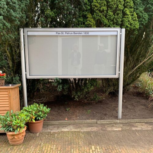 Informatieborden Top-Line 66 Informatiebord TR12, ronde hoeken, enkelzijdig + staanders rond inbetonneerbaar , tekst lijst