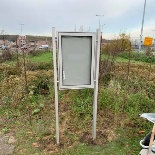 Informatieborden Top-Line 56 Informatiebord model TN100 A2 580x850mm + staanders inbetonneerbaar 80x40mm. Geplaatst in Utrecht