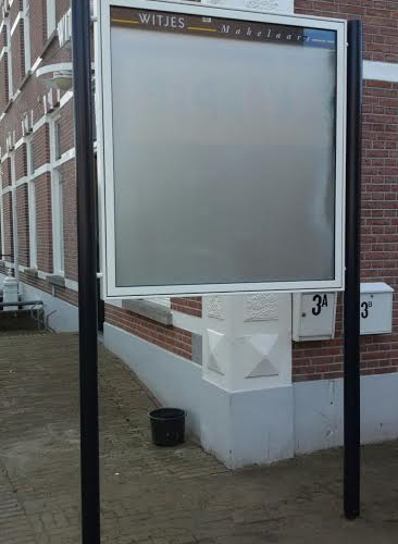 Informatieborden Top-Line 41 Informatiebord afgebeeld met aluminium staanders gecoat in een fraaie donker blauwe ral kleur in openbare ruimte