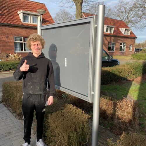 Informatieborden Top-Line 60 Trots voor het eindresultaat, onze monteur tevreden, onze klant tevreden. De Topline informatieborden van SKWshop voor buiten, maar liefst 10 jaar garantie.
