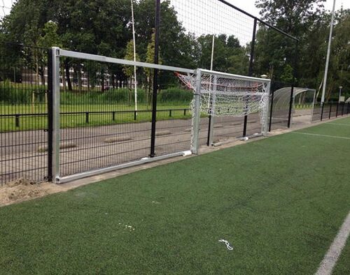 Wegdraaibaar jeugd voetbaldoel: JVD165 17 Voetbaldoelen, model JVD165. Zwaar uitgevoerd en ingeklapt neemt dit duurzame jeugd voetbaldoel, nauwelijks ruimte in.