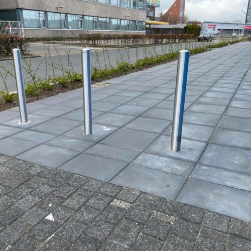 Parkeerpalen rvs204 41 Onze rvs parkeerpalen zijn in diverse uitvoeringen leverbaar (neerklapbaar, uitneembaar), afgebeeld de inbetonneerbare.