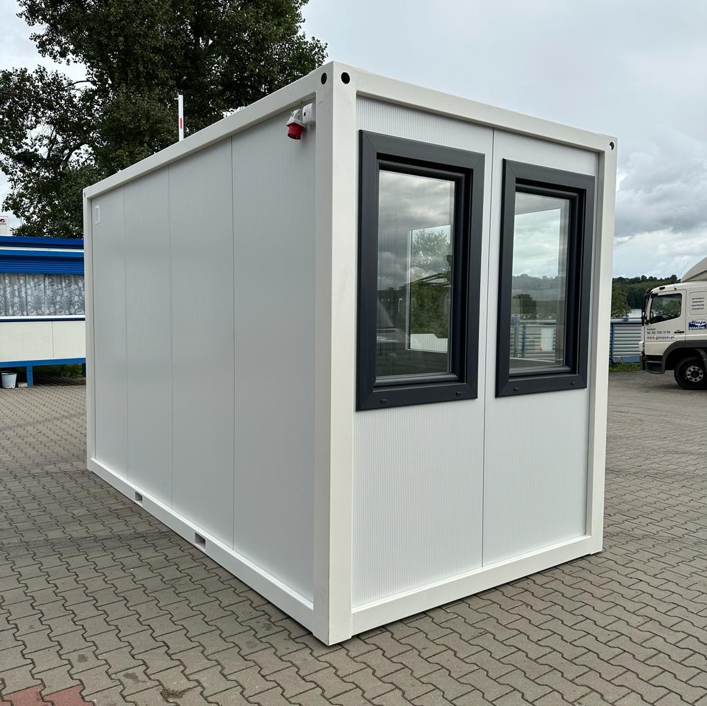 Prefab kantoorunit KLW 21 Kantoorunit Alicia 4x2m voor de binnenruimte. Deze kantoorunits zijn standaard voorzien van hijsogen en een heftruckvoorziening.