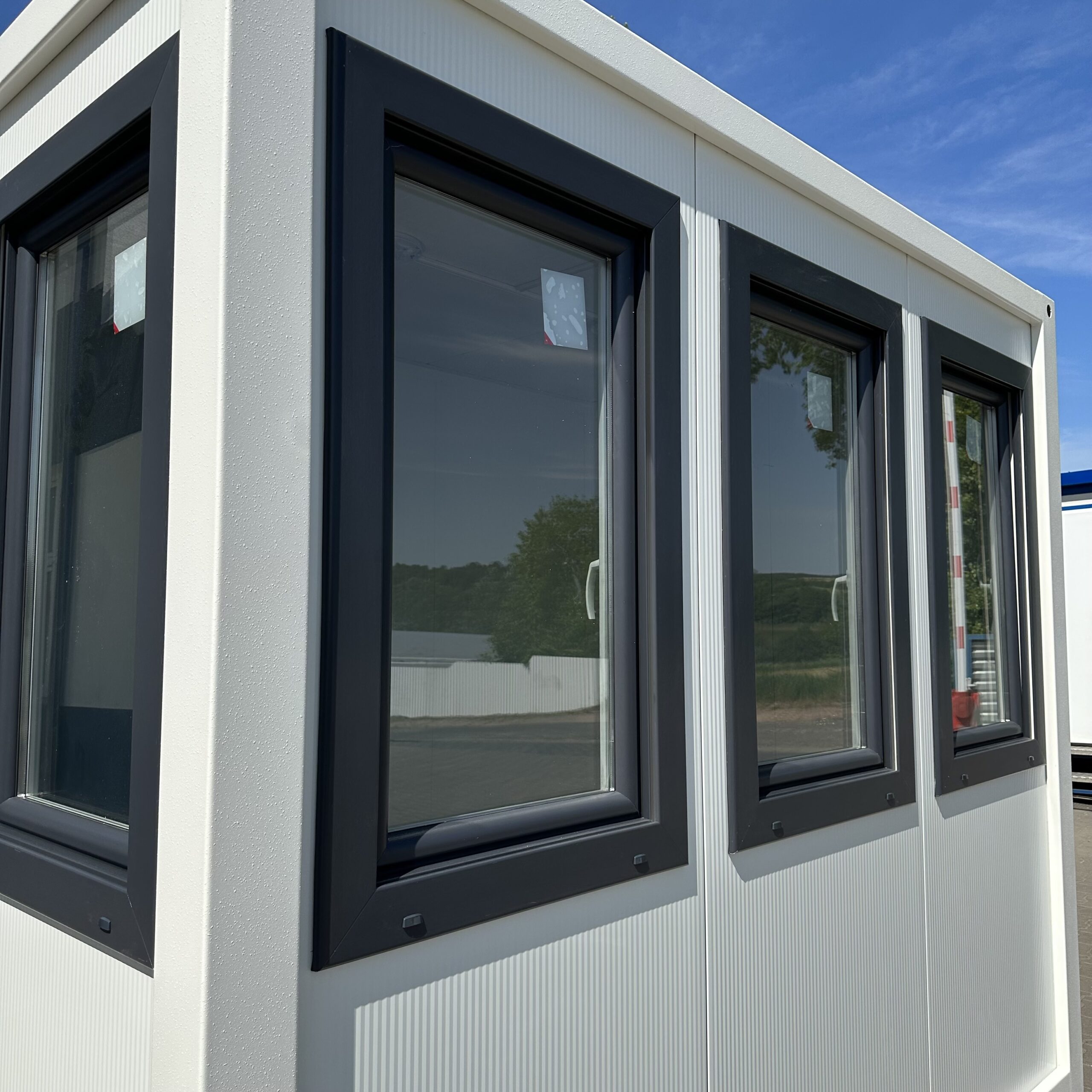 Prefab kantoorunit KLW 18 Kantoorunit Alicia, de draai-kiepramen vanuit de binnenzijde gezien.