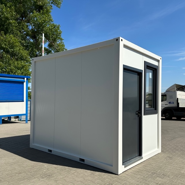 Prefab kantoorunit KLW 10 Kantoorunit Alicia in de standaard configuratie afmetingen: 5x4m. (Deze kantoorunit wordt in 2 delen geleverd die eenvoudig in het werk geschakeld zijn). Leverbaar als kantoorunit voor binnen en geïsoleerd voor buiten. Kozijnen en frame naar keuze ral 9010 of antraciet ral 7016.