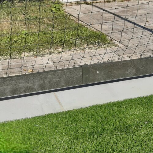 Dankzij de RVS pen-gatverbinding is een sterke en duurzame montage gegarandeerd. De plank is 10 cm hoog en wordt standaard geleverd in een lengte van 300 cm en een breedte van 3 cm.