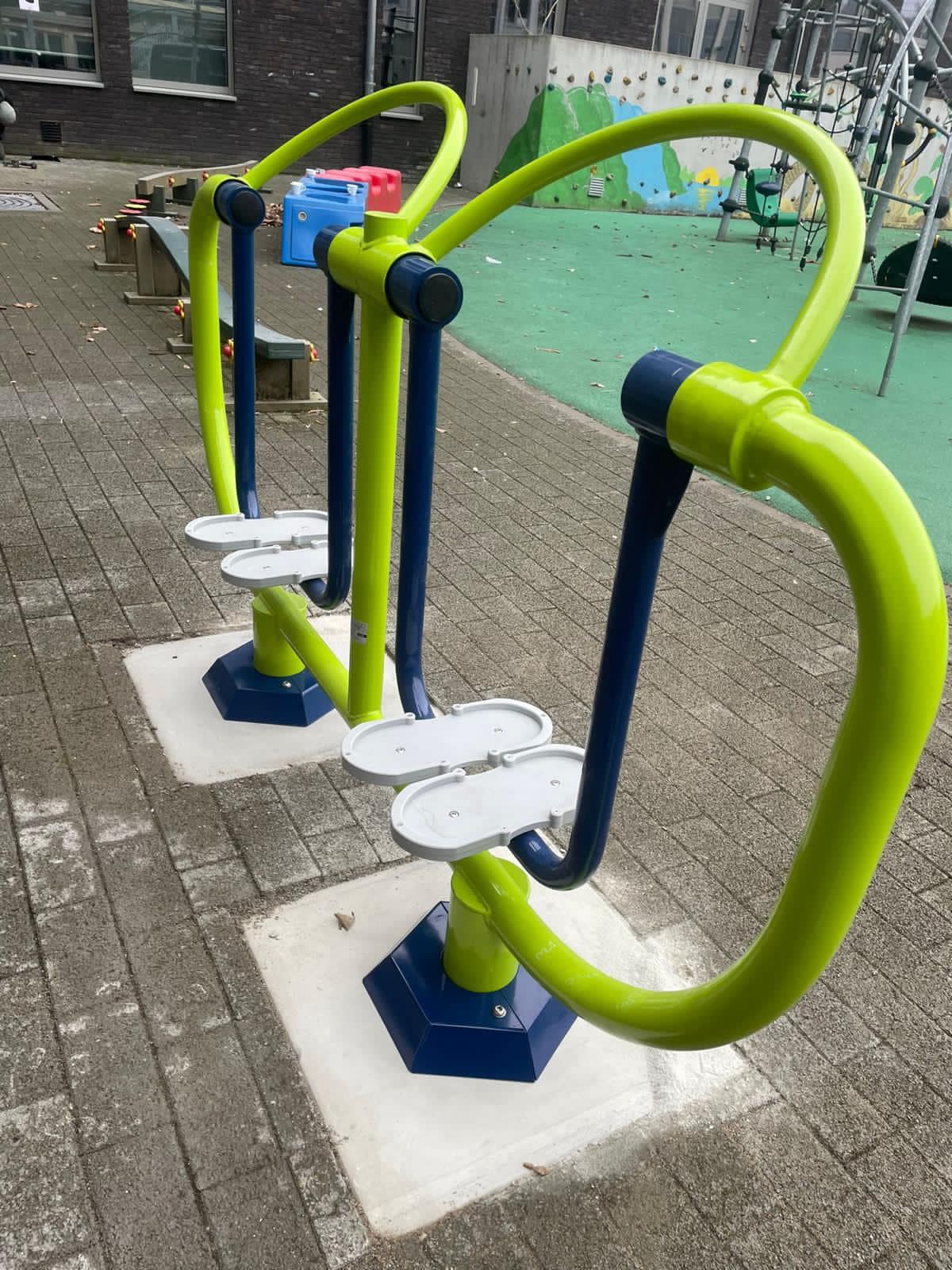 Kinderfitness de Dubbele Airwalker 2 Op aanvraag is dit kinder buiten fitnesstoestel leverbaar in diverse kleuren, passend bij uw speelplein of schoolthema. Kindvriendelijk fitnesstoestel