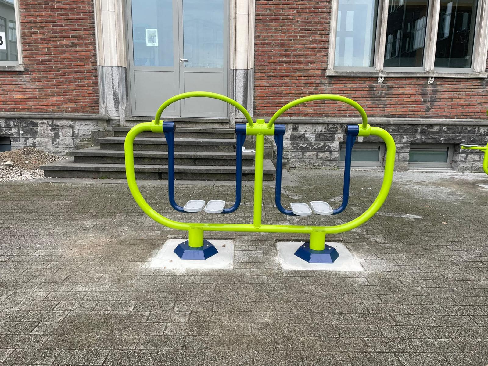 Kinderfitness de Dubbele Airwalker 3 De Dubbele Airwalker voor kinderen is ontworpen volgens de veiligheidsnorm PN-EN 16630:2015 voor langdurig gebruik in de openbare ruimte.