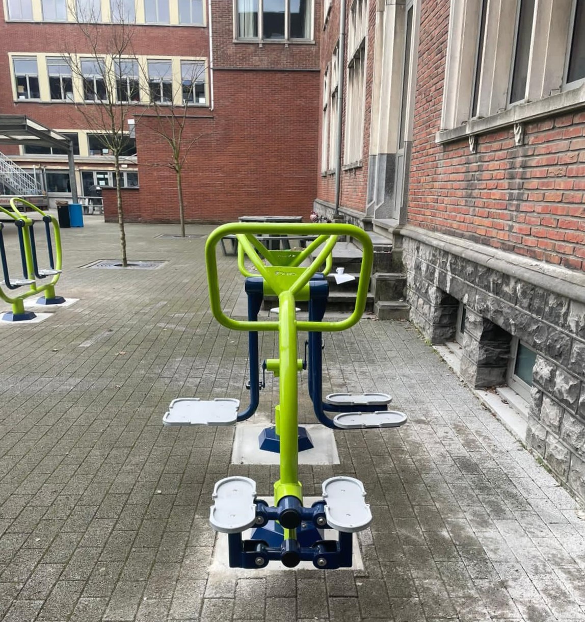 Kinderfitness de Dubbele Airwalker 4 Met de kinder buiten fitnesstoestel Dubbele Airwalker kunnen twee kinderen tegelijk sporten, wat het extra leuk en sociaal maakt.
