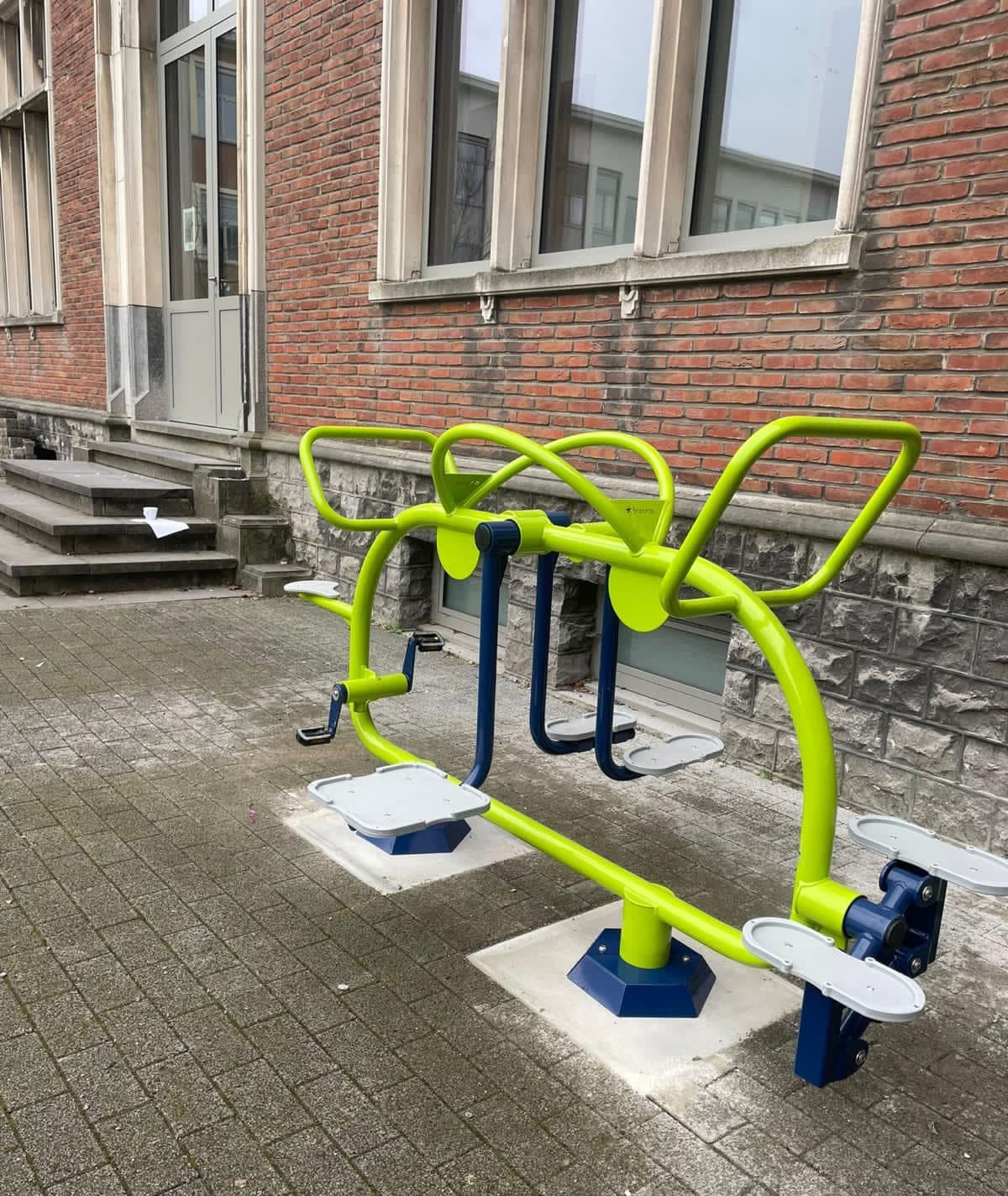 kinder fitnesstoestel Small Wheels 4 Het toestel is opgebouwd uit een degelijk buizenframe, eenvoudig te monteren en ontworpen voor jarenlang intensief gebruik.