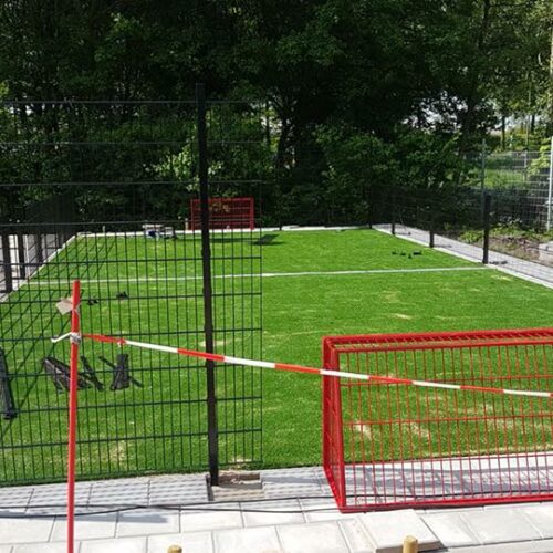 Pannakooi PS100 Basic 71 Een montagefoto van een fraai pannaveld op ons LSR24 mm kunstgras. Ook vaak kleine voetbalkooien genoemd.