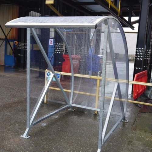Rookoverkapping BF600 25 Onze kleine rookabri model BF600. in de verzinkte uitvoering 1 van de drie stuks, die we gemonteerd hebben in Waspik. Breedte 1.5m, ook in een breedte van 2m levrebaar.