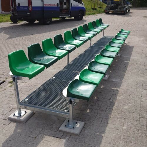 Modulaire sport- tribunes 98 Optioneel kunnen wij een overkapping boven uw mini tribune plaatsen, zodat uw supporters droog en comfortabel kunnen plaatsnemen ongeacht het weer. Deze staat in Leeuwarden.