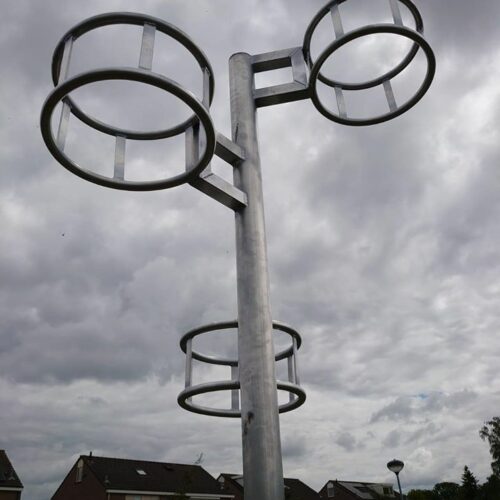 Antivandalenkorfbal 17 Degelijk en duurzaam, deze antivandaal korfbalpaal in de uitvoering met 3 aluminium korven.
