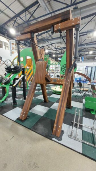 Combineer calisthenics en krachtsport met duurzame outdoor toestellen van hout. Ideaal voor beweegroutes en fitnesszones.
