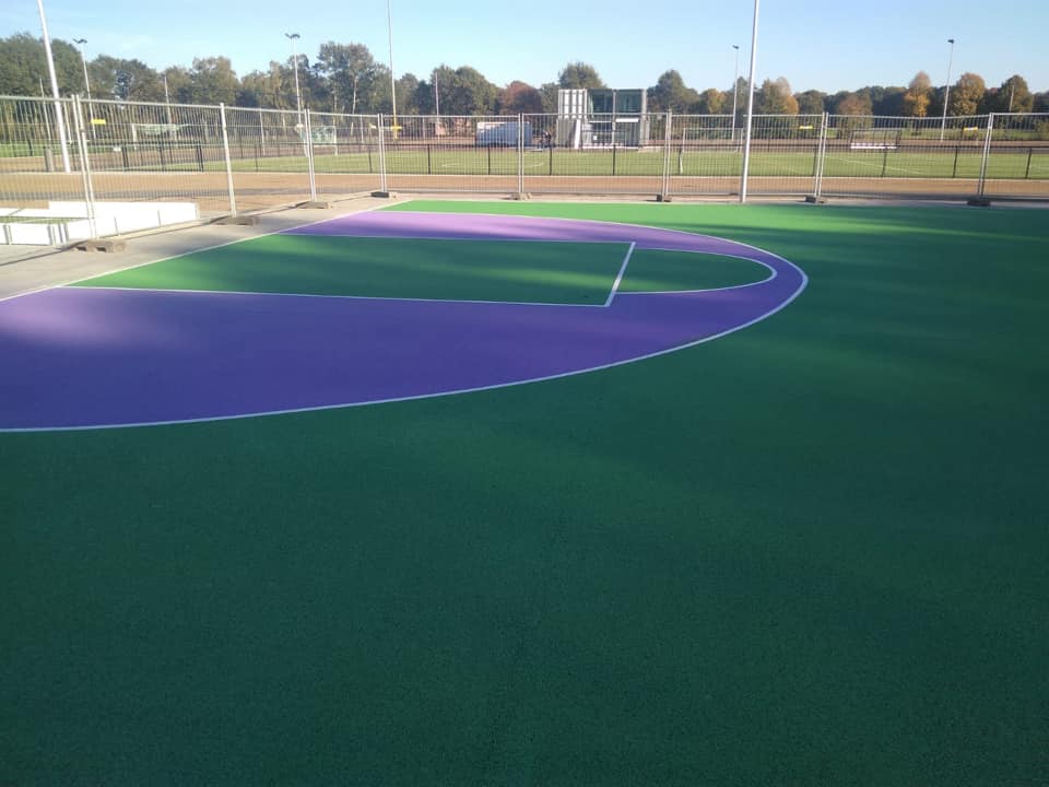Waterdoorlatend beton 2 Deze ligt in Aalst. Een prachtige sportvloer van Kropor. Omdat deze zo speciaal is qua kleuren, hebben we een paar afbeeldingen extra geplaatst.