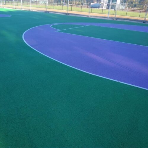 Waterdoorlatend beton 16 Multi sportkooi met een fraai belijnde Kropor vloer. Waterdoorlatend beton, duurzaam en altijd bespeelbaar.