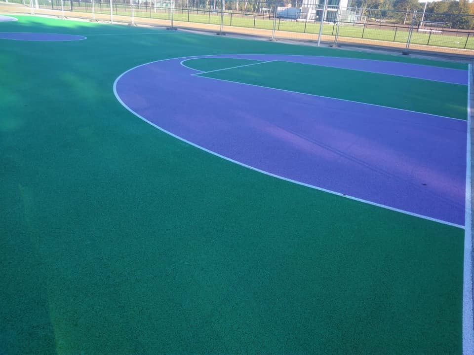 Waterdoorlatend beton 7 Multi sportkooi met een fraai belijnde Kropor vloer. Waterdoorlatend beton, duurzaam en altijd bespeelbaar.