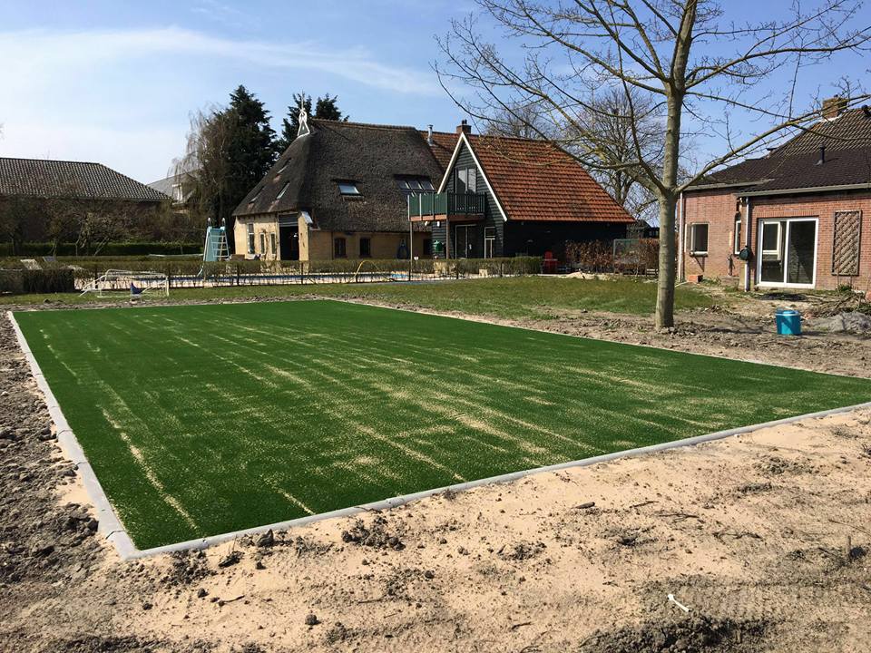 Kunstgras speelvloeren 19 Kuntgrasveld ten behoeve van het door ons geleverde Hockeyveld in Tzummarum Friesland. Multiplay 24mm. Zandgevuld.