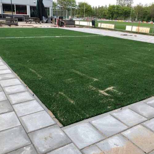 Kunstgras speelvloeren 67 Topkwaliteit voor een scherpe prijs. De kunstgrasvloer is gereed, nu kunnen we het pannaveld (hekwerk en de doelen) plaatsen.