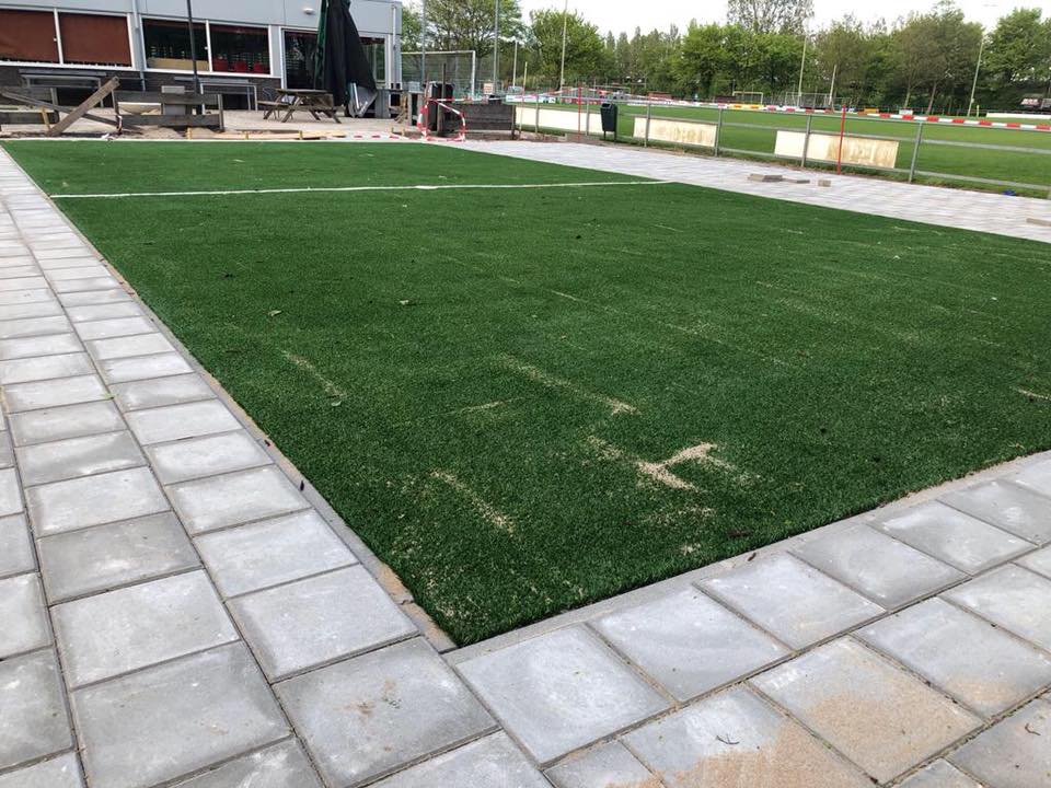 Kunstgras speelvloeren 11 Topkwaliteit voor een scherpe prijs. De kunstgrasvloer is gereed, nu kunnen we het pannaveld (hekwerk en de doelen) plaatsen.