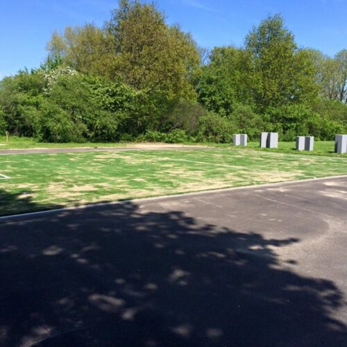 Kunstgras speelvloeren 60 Onze Reno Play vloer. Kunstgras gelegd op asfalt en rondom vastgelegd met rvs-strippen.