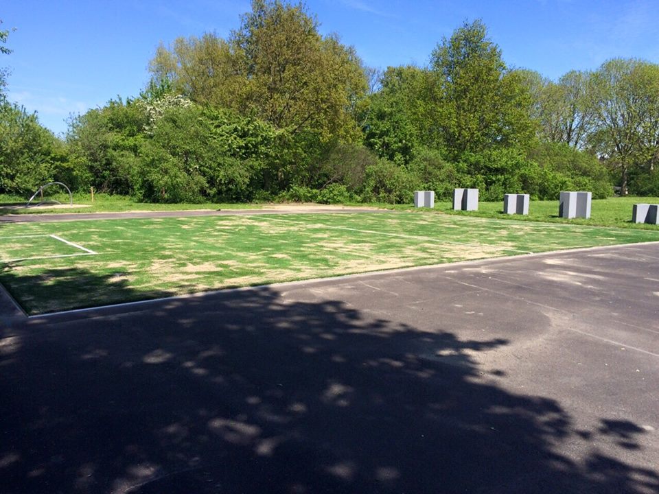 Kunstgras speelvloeren 4 Onze Reno Play vloer. Kunstgras gelegd op asfalt en rondom vastgelegd met rvs-strippen.