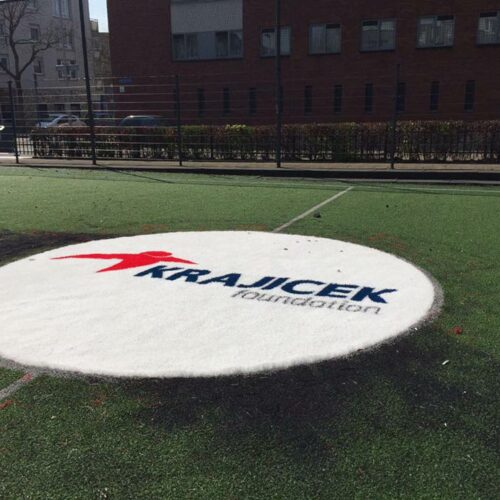 Kunstgras speelvloeren 72 Ook voor logo's op maat in uw speelvloer van uw voetbalkooi en pannakooi. Afgebeeld het Krajiceck-logo. SKWshop heeft in 2016 alle Krajiceck-courts met een kunstgras speelvloer van nieuwe logo's voorzien