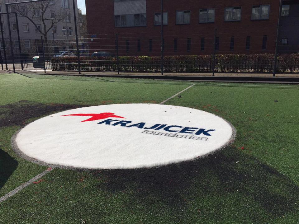 Kunstgras speelvloeren 16 Ook voor logo's op maat in uw speelvloer van uw voetbalkooi en pannakooi. Afgebeeld het Krajiceck-logo. SKWshop heeft in 2016 alle Krajiceck-courts met een kunstgras speelvloer van nieuwe logo's voorzien