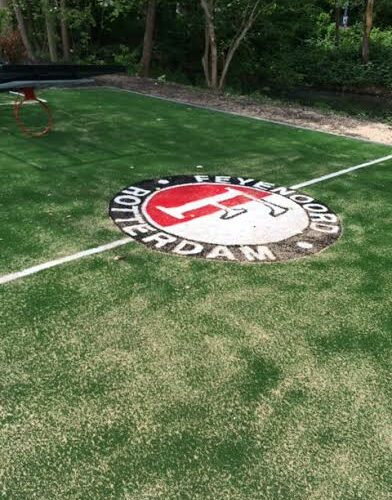 Kunstgras speelvloeren 65 Een prachtig logo in de door ons geplaatst sportkooi in Rotterdam. De mogelijkheden zijn legio.