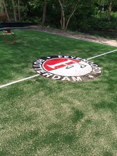 Kunstgras speelvloeren 10 Een prachtig logo in de door ons geplaatst sportkooi in Rotterdam. De mogelijkheden zijn legio.