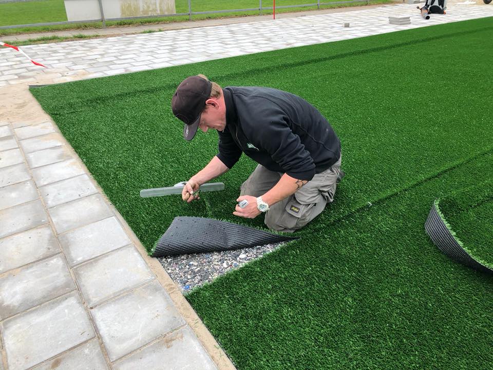 Kunstgras speelvloeren 24 Hier bezig met het leggen van onze LSR 24 mm kunstgrasmat op een sporttechnische foamlaag. In Dordrecht,
